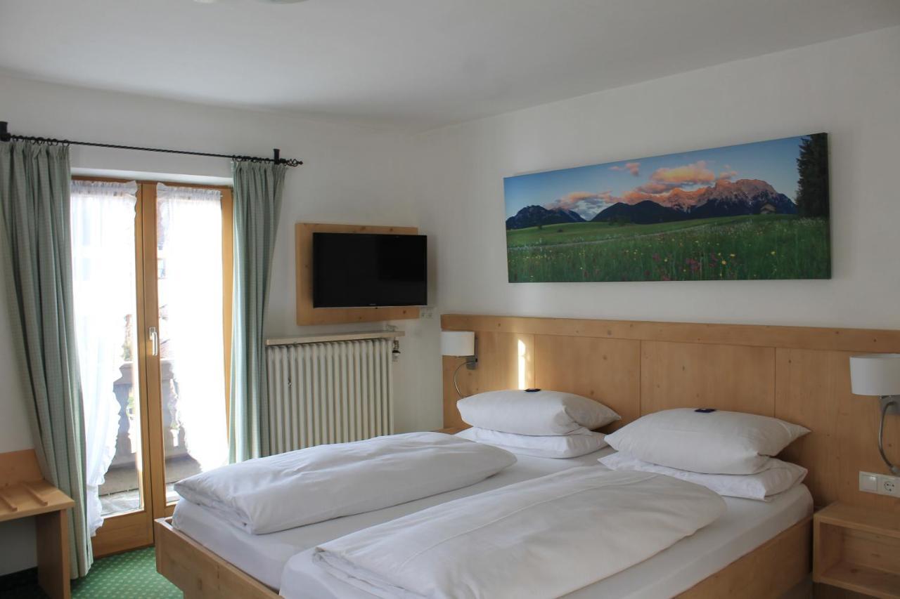 Fruehstueckspension Gaestehaus Zum Weissen Roessl Wallgau Exterior foto