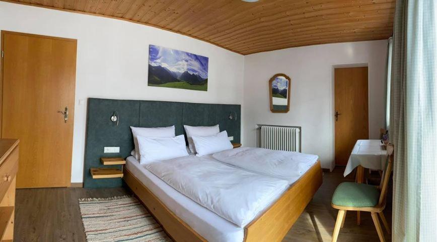 Fruehstueckspension Gaestehaus Zum Weissen Roessl Wallgau Exterior foto